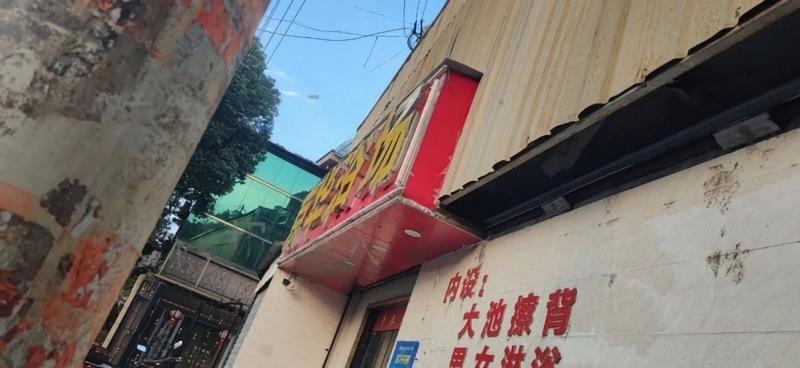 宁波江北区，小狼出来玩偶遇浴场